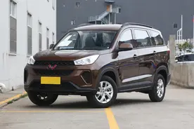 5.98万起+7座，空间宽敞，拉人拉货都适合，带你看五菱宏光S3图片