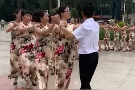 广场舞大爷的天花板！云南一男子和一群大妈共舞，大妈们穿统一花色开衩旗袍踩高跟鞋，人数众多舞队宛如长龙图片