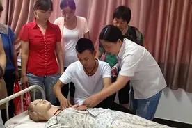 90后小伙子当催乳师，一天服务十几位女性，每月稳赚30000元图片