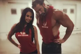 美国摔跤猛男斥资80万，历时8个月变性为女人，他获得妻女的支持图片