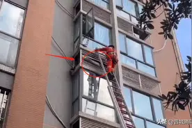 工人维修空调时不慎触电！消防爬上四楼把他“扯”出来……图片