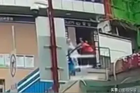 恶毒！女子当警察面，将护士猛推下10几级楼梯：重创后疯狂抽搐图片
