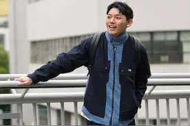 被上海男人惊艳了！“冲锋衣+牛仔裤”，时髦又帅气，回头率高图片