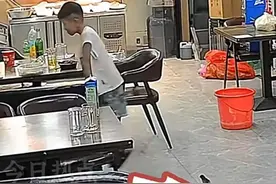 小男孩和小鸡开心互动没想到下一秒就踩死了图片