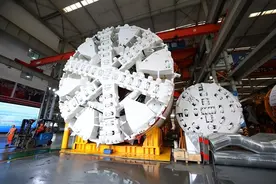 这么自信？工人敢坐在盾构机上喝咖啡图片