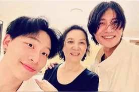 陈坤晒全家福喜迎新年！20岁海归儿子太帅气，母亲优雅气质好图片