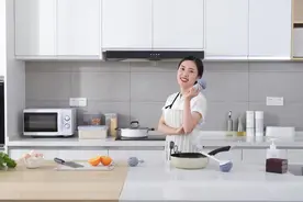 47岁女保姆哭诉：与雇主同吃同住，每月工资8000元，我却苦不堪言图片