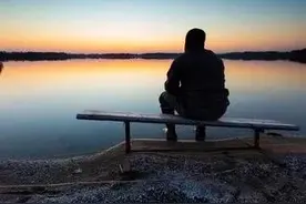 又见老头摸女人屁股。穿戴整齐的他大爷们是怎么了、是得病了吗图片