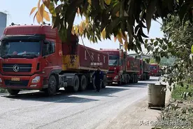 经过村路的大货车，村民有权拦截并收费吗？事实可能与你想的不同图片