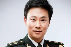 宠妻15年被抛弃，离婚后与女儿抱头痛哭的耿为华，他怎样了？图片