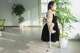湖北3岁女孩遇车祸双腿高位截肢，用凳子当腿，艺考上985大学读研图片