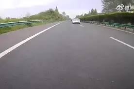 别大意了 高速上手离方向盘一秒也不行图片