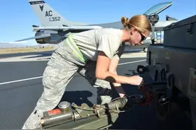 美任何一艘潜艇航母上，都要带足大量女兵？这些女兵有什么作用？图片