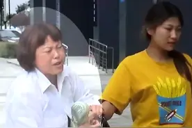 母亲再婚抛弃女儿，患病竟想卖女儿房子治病，女儿大骂：关我屁事图片