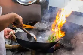 家庭离不开的“厨房重器”！真有“物理不粘锅”？锅的选择很重要图片