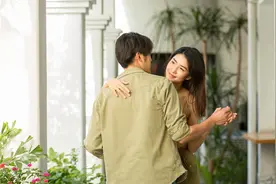 父亲节我给爸爸和公公各转1000过节费，两位妈妈的表现大不同图片