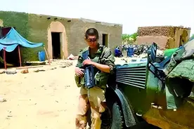 2010年，痛失女友的傅晨去法国当了雇佣兵，差点命丧西非，现怎样图片