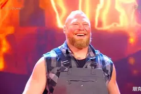 布洛克莱斯纳“屠夫装”上线，李霞首秀WWE主品牌就把领导给揍了图片