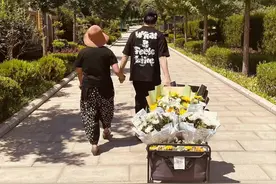 赵英俊45岁冥诞众星悼念！薛之谦带一车花去墓地，手牵赵母引泪目图片