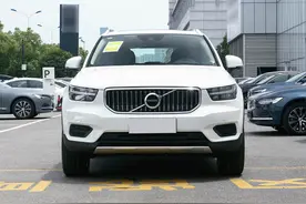 便宜2.0T带4驱油耗7.4L，入门豪华家用SUV，安全过硬，沃尔沃XC40图片