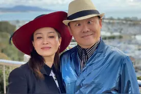 周立波现身纽约餐厅！搂粉丝合影被赞友善，55岁长居国外住豪宅图片