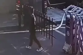 江西九江 男孩调皮把大铁链栓自己脚上弄不开了，无奈小伙伴带着来消防站求助图片