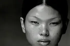 小眼雀斑丑女吕燕，成为中国第一位国际超模，上演逆袭人生图片