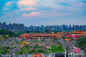 西安暑期旅游火爆 大唐不夜城依然人山人海图片
