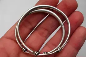 女人长期佩戴“银手镯”，真的对身体好吗？医生终于说出实情图片