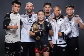 荣耀时刻！白大拿评选年度最佳表现，张伟丽转身鞭拳KO乔安娜图片