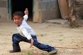 广西6岁男孩，父母因艾滋病去世，他被村民排挤，靠练武打发时间图片