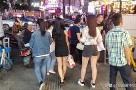 认识多年的异性老朋友，酒后求拥抱，该答应吗？图片