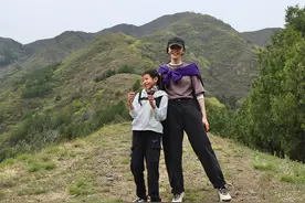 42岁姚晨晒登山照，与儿子勇攀“绝望坡”，网友称赞更像姐弟图片