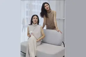 现在的妈妈真会穿，母女同框秀穿搭，妈妈反而比女儿更突出图片