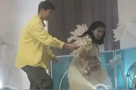 结婚现场的抛花环节，伴娘们四散而逃，女孩们恐婚是恐啥?图片