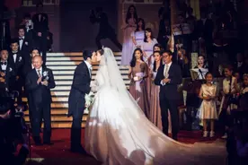 黄晓明baby官宣离婚，每年春节都带娃回老家的他们，回不去了…图片