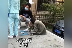 广东：漂亮女孩因失恋独坐街头，路人上前安慰：他不值得图片