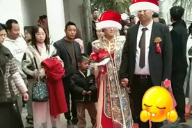 贵州一男子婚礼当天疑似“前女友们组团拉起横幅”来婚闹图片