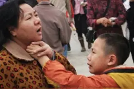 孩子打妈妈，妈妈到底能不能打回去？图片