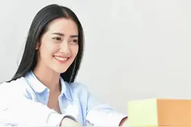 深夜逛街，偶遇老板娘，老板娘：拜托你，帮我图片