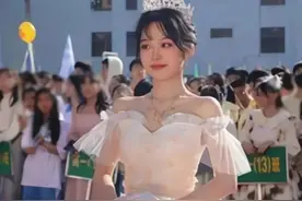 “这是哪门子高中生”？女生因运动会“举牌”走红，却引网友热议图片