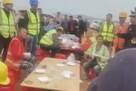 7点出发丨工人工地吃饭被城管驱赶？后续来了图片