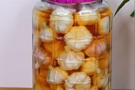 糖蒜的家常做法，5斤大蒜，3斤醋，教你在家做最好吃的腌糖蒜图片