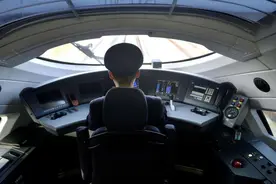 中国高铁速度那么快，驾驶员都是怎么开的？老外看后直呼涨知识了图片