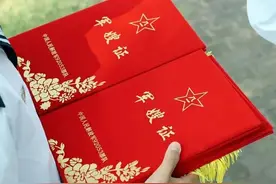 「军嫂证」发放，这一幕刷屏了图片