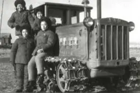 毛主席一锤定音：九个朝代皇帝都能住下，还放不下一个拖拉机厂？图片