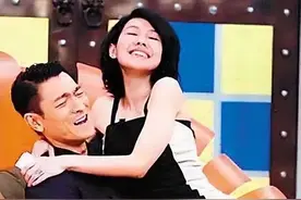 吃豆腐、舔脚、摸胸肌、坐大腿，为了节目效果，小S毫无下限图片