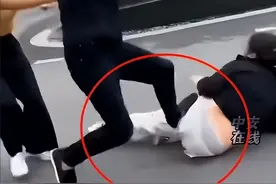 新后续！山东儿子当众暴踹母亲，警察薅头发带走，知情人透露隐情图片