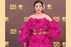 75岁穿“低胸装”被公开羞辱：她的性感，到底碍了谁的眼！图片