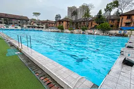 实拍成都最牛城中村，55年前就修了游泳池，现在每家门口都停着车图片